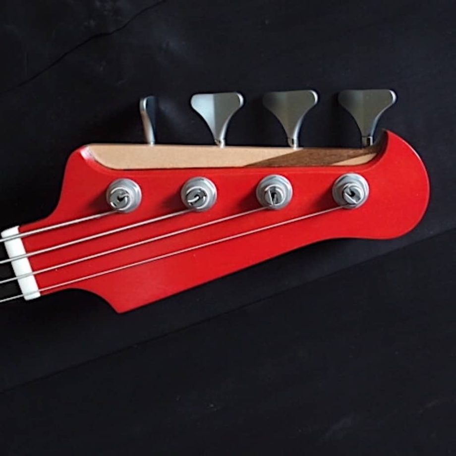 Griffe-Bass: sillet en os, tête sculptée à la main, placage teinté rouge