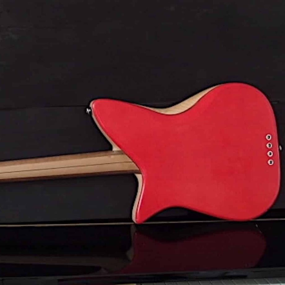 Griffe-Bass: sa signature musicale est propre au manche traversant, construit en multiplis de noyer et d’érable français débités sur quartier pour plus stabilité et de rigidité. Il assure une réponse plus dynamique des basses fréquences et restitue les harmoniques élevées propre à l’accoustique de la lutherie. Beaucoup d’attention a été portée pour limiter le poids à 3,7 kg tout en gardant un équilibre parfait. La finition huilée du manche, l’accès direct aux aigus et la touche au profil compensé assurent une sensation de grande fluidité du jeu