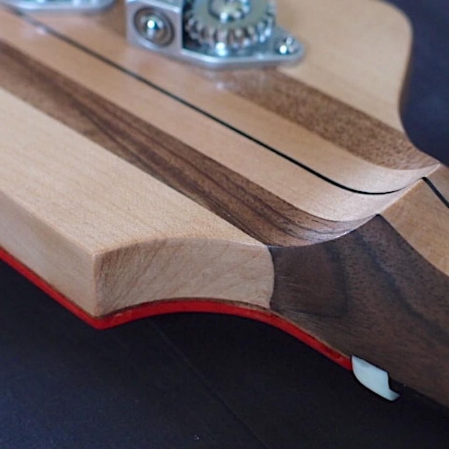 Griffe-Bass: volute sculptée à la main entre tête et manche laminé érable et noyer français.