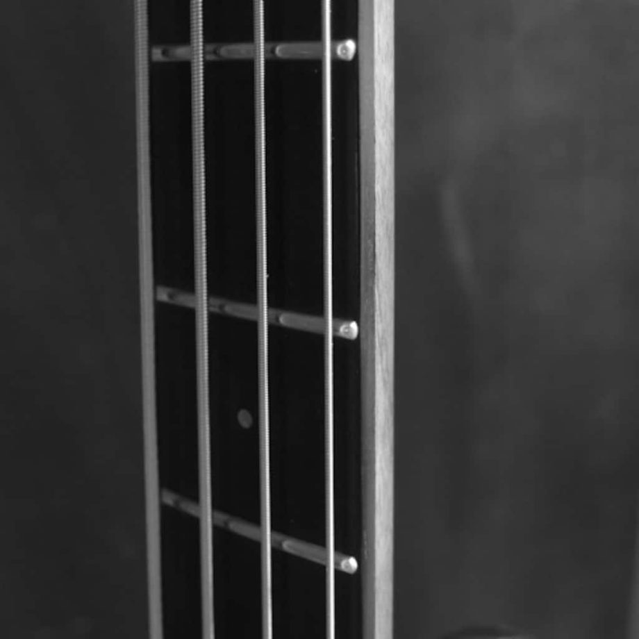 Griffe-Bass: les extrémités des frettes jumbo sont finies avant insertion en léger retrait du bord de touche, pour un plus grand confort de jeu.
